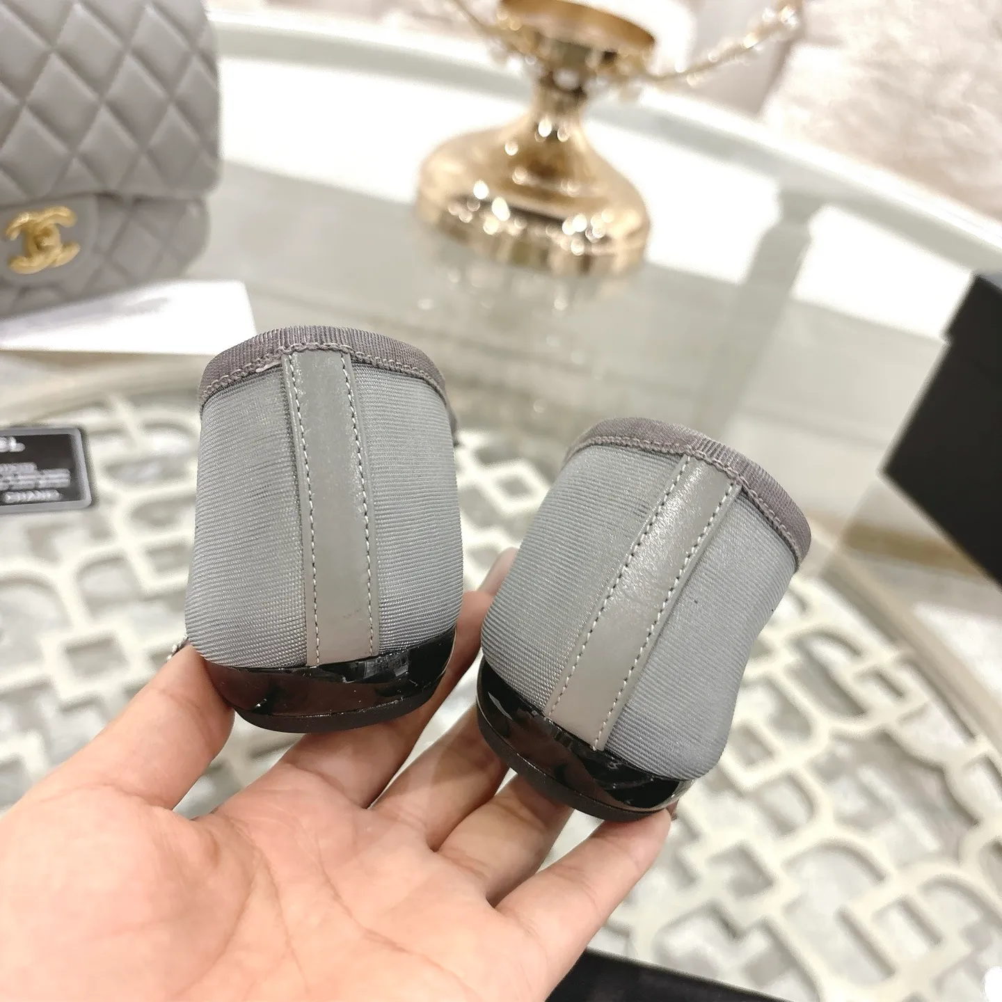 👟👟Ex-factory price 520👟👟 Mesh [purchase-level quality] CHANEL Xiaoxiang 25/A new summer bow-tie shoes 💃 This pair of "dancing shoes" is really breathtakingly beautiful! Made of cowhide fabric + exquisite electric embroidery, every detail exudes a sense of high-end ~ classic bow design, Italian genuine leather sole, comfortable and elegant on the feet, a perfect must-have for fairies!  🌟 All counters are from the same source! All materials are customized according to the original 1:1, and are developed and patterned from genuine products. The quality is absolutely assured ~ a classic that must be bought every year, a versatile artifact that looks great whether paired with skirts or jeans!  💖 The perfect finishing touch for summer outfits, sisters, just do it! 👉 Fabric: Imported sheepskin Lining: Imported sheepskin Outsole: Private molded outsole Size: 35-40